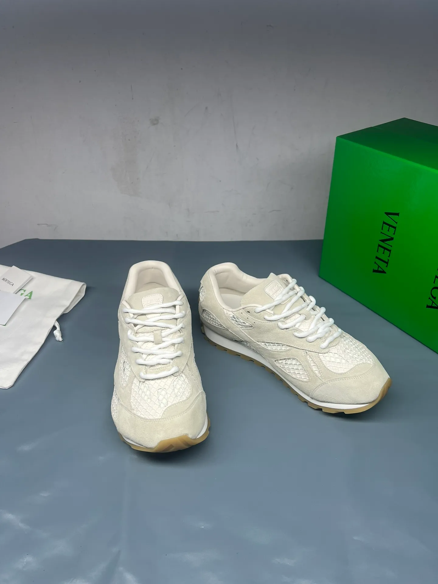 👟👟Ex-factory price 600👟👟 Men's size +10 Real photos 🔥🔥BV Orbit sneakers Wang Yibo's same style couple's dad shoes Runner sneakers, made of lightweight technical mesh fabric. Matched with geometric pattern designed rubber outsole, Wang Zha series high version. Look for the package technology. It is actually a lot taller, but the legs are still slim. Very nice, playable and durable. Matched to the standard💯 Package shoe technology. Look for the high version. The outsole is made of color-blocked TPU outsole. Women's model 35 36 37 38 39 40 41 42 (40 41 42 43 44 45 customized) (Customer logo can be accepted without refund or exchange at a favorable price) Equipped with original packaging